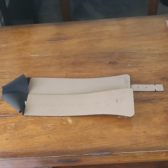 Ann Taylor Elegant Black Leather Belt - Picture 11 of 11